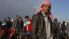 Migranti ekají frontu na registraci do uprchlického tábora v chorvatském...