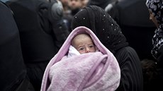 ena se svým díttem eká na registraci do chorvatského uprchlického tábora v...