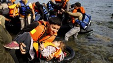 Syrtí uprchlíci se vyloují na eckém ostrov Lesbos. (26. záí 2015)
