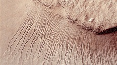 Stopy po vod? Snímky útvar irokých jeden a deset metr poídila sonda Mars...