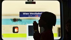 Z vídeského nádraí Westbahnhof vypravili zvlátní vlak pro uprchliky k...