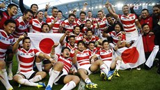 JAPONSKÁ RADOST Japontí ragbisté se radují po výhe na MS 2015 nad Jiní...