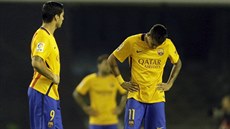 Hvězdní barcelonští útočníci Luis Suárez a Neymar (vpravo) nechápou, co se...
