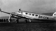 Josef Engli (vpravo) ped letounem Lockeed Electra.