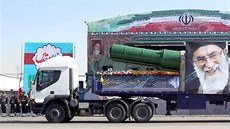 Armáda oslavila v Teheránu výročí íránsko-irácké války velkolepou přehlídkou...