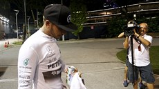 ZKLAMANÝ. Lewis Hamilton ve Velké cen Singapuru formule 1.