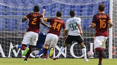 Gregoire Defrel ze Sassuola dává gól do sít AS ím.