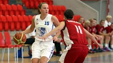 Aneta Zuzáková z Karlových Var� u mí�e, brání ji Veronika Bortelová z Nymburku.