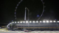 V ATRAKTIVNÍCH KULISÁCH. Daniel Ricciardo ve Velké cen Singapuru formule 1.