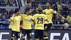 Fotbalisté Dortmundu slaví gól.