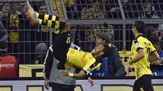 Pierre-Emerick Aubameyang z Dortmundu slaví efektním saltem.