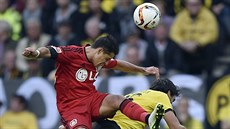 Javier Hernández z Leverkusenu pekoil Matse Hummelse z Dortmundu.