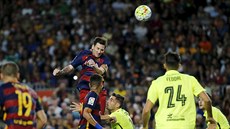 Lionel Messi z Barcelony hlavikuje v utkání proti Levante.