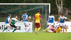 Akci fotbalist Dukly likviduje branká Michal Toma z Táborska.