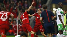 Robert Lewandowski (uprostřed) z Bayernu Mnichov se raduje z jednoho ze svých...