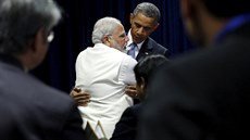 Americký prezident Barack Obama a indický premiér Nárendra Módí se objímají na...