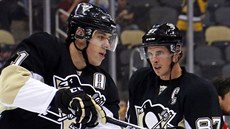 Jevgenij Malkin (vlevo) a Sidney Crosby z Pittsburghu bhem uktání s Carolinou.