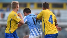 �t�pán Kore� (vlevo) a David Hubá�ek ze Zlína atakují Zde�ka Fládra z...