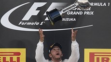 Lewis Hamilton si pohrává s trofejí za vítzství ve Velké cen Japonska.