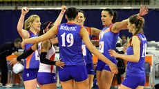 Srbské volejbalistky slaví úspnou akci v duelu s eskem.