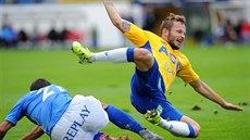 Tomá� Vondrá�ek z Teplic (vpravo) padá po zákroku Daniela Holzera z Ostravy.