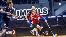 Momentka z florbalového utkání Pardubice (ervená) vs. Steovice