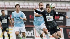 Ruslan Mingazov z Jablonce (zcela vpravo) a Martin Ku�era z Vy�ehradu v souboji
