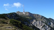 Pohled na vrchol Dobratsche (2 166 m) s telekomunikaní ví; vlevo od ní,...