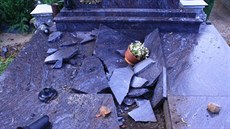 Na h�bitov� v Podolí u Brna zp�sobil vandal �kodu za tém�� sto tisíc korun.