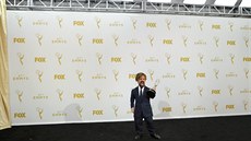 Peter Dinklage pózuje s cenou Emmy za nejlepí muský výkon ve vedlejí roli v...