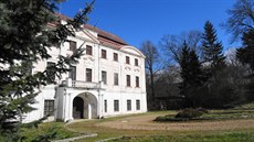 Hrabě Prokop Hartman z Karlštejna nechal roku 1794 zvýšit zámek o druhé patro a...