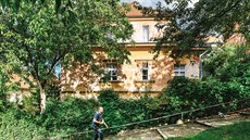 Jako v Pel�c�ch. Pod ulic� U Tenisu se m��eme proj�t po schodech, po nich�...