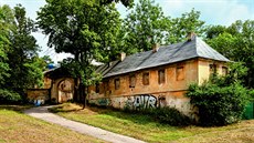 Cibulka. Ač má status národní kulturní památky, usedlost chátrá. Rozlehlý park...