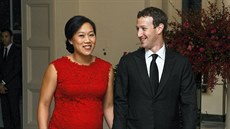 Mark Zuckerberg a jeho thotn manelka Priscilla Chanov (Washington, 25. z...
