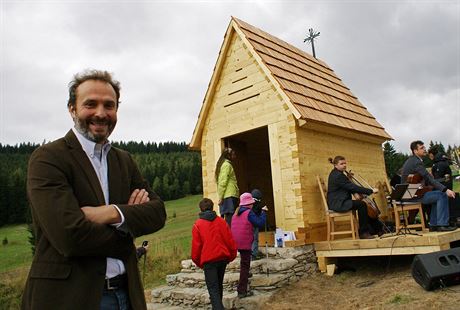 Iniciátor stavby Tomá Otruba ped svou novou zvonikou na Vlaských boudách...