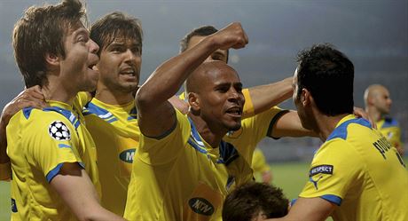 Fotbalisté APOELU Nikósie se radují, práv postoupilo do tvrtfinále Ligy mistr. Bylo jaro 2012.