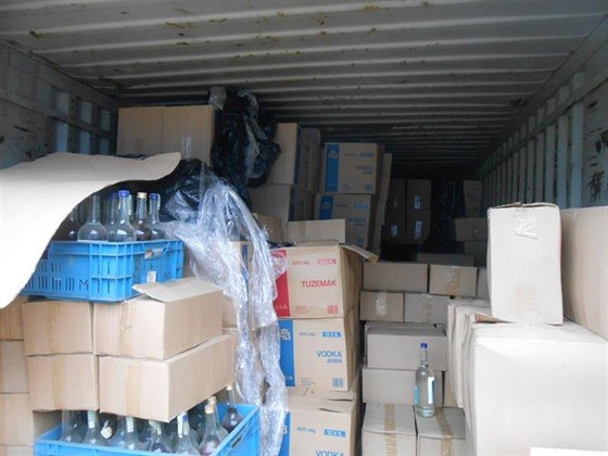 Celníci v praské Hostivai objevili ve dvou kontejnerech 11 tisíc lahví...