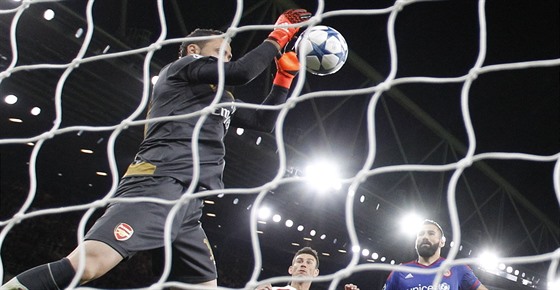 Kolumbijský gólman David Ospina z Arsenalu si v utkání Ligy mistr proti...