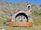 Kamenná kaple u chaty Dorigoni pedstavuje poslední výspu civilizace ve Val di...