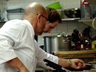 Zdenk Pohlreich s kuchaem, který má podle nj na víc, ne aby posluhoval v...