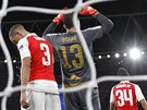 Kolumbijský gólman David Ospina z Arsenalu v utkání Ligy mistr proti...