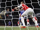 Kolumbijský gólman David Ospina z Arsenalu se v utkání Ligy mistr proti...