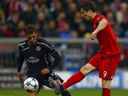 Robert Lewandowski z Bayernu Mnichov střílí gól proti Dinamu Záhřeb.
