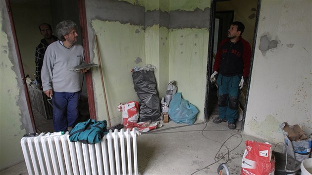 V budoucí noclehárně pro bezdomovce už jsou dělníci a opravují interiéry.