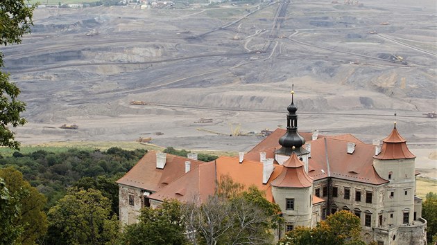 Zámek Jezeří stojí nad velkolomem ČSA. Je to jen část rozsáhlého území zničeného těžbou uhlí.
