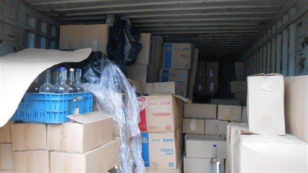 Celn�ci v pra�sk� Hostiva�i objevili ve dvou kontejnerech 11 tis�c lahv� nekolkovan�ch lihovin