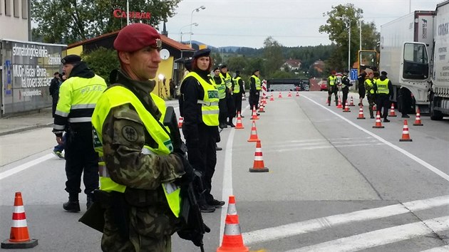 Policie a Armda R ve stedu zahjily spolen cvien, ve kterm se pipravuj na mon obnoven kontrol na hranicch s Rakouskem (30. z 2015).