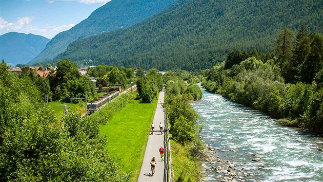 eka Noce, vzorn cyklostezka, eleznice a silnice. To jsou tyi linie, kter se propltaj na dn dol Val di Sole. Ve je obklopeno vysokmi horami.