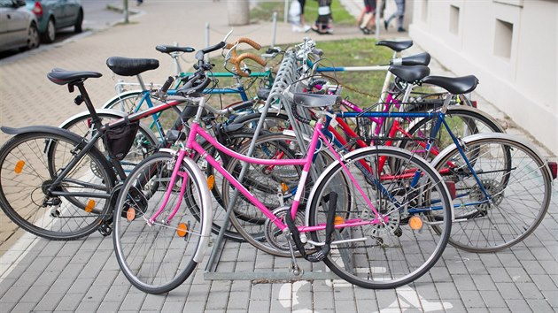 Rov kolo z mezi ostatnmi bicykly u stojanu ped budovou Jihoesk univerzity v Jeronmov ulici.