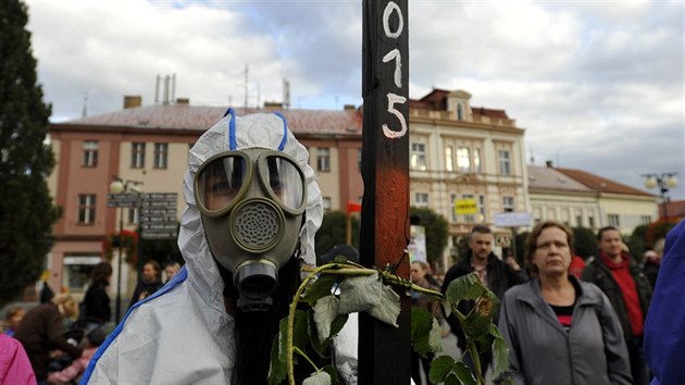 Demonstrace proti podniku Azos CZ, kter podle obyvatel a veden msta obtuje sv okol zpachem, se konala 30. z v Nymburku.